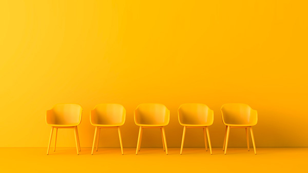 Kuvituskuva, jossa viisi keltaista tuoli keltaisessa huoneessa