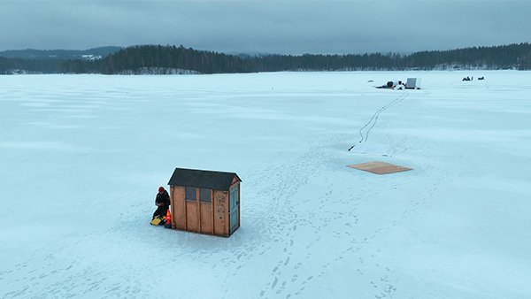 Kuvituskuva, jossa pieni mökki järven jäällä