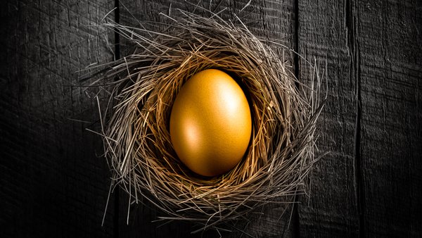 Kultainen munapesä rustiikkisella puisella pöydällä
