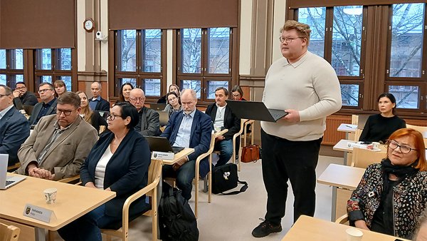 Juho Juvenius pitää seisomapuheenvuoroa kokouksessa