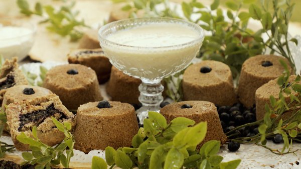 Mustikkakukkoja ja vaniljakastike