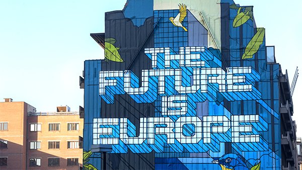The Future is Europe -teksti talon seinään maalattuna, sijaitsee Brysselissä